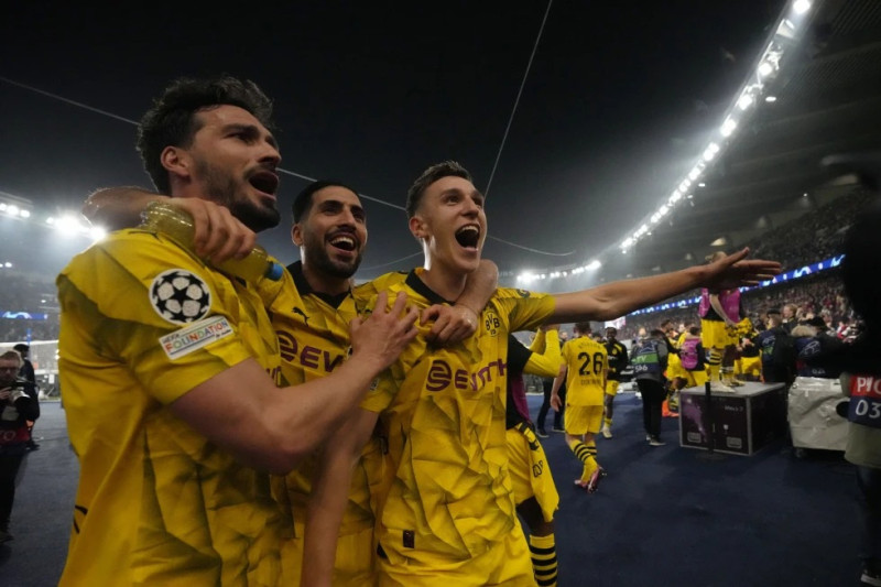 Los jugadores del Borussia Dortmund celebran al final del partido de vuelta de la semifinal de la Liga de Campeones ante el PSG.