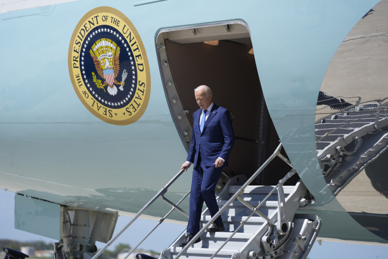 El presidente Joe Biden llega al Aeropuerto Internacional Mitchell de Milwaukee, el miércoles 8 de mayo de 2024, en Milwaukee.