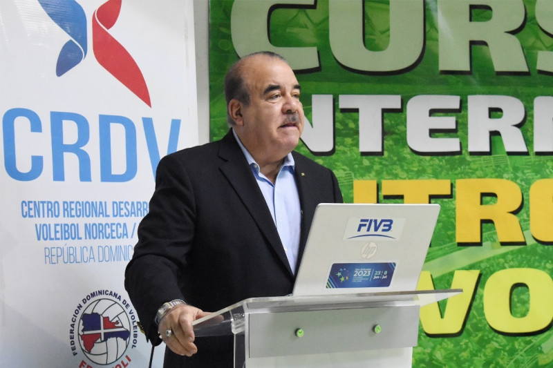 Criistóbal Marte, vicepresidente de la FIVB y director de la Norceca, mientras pronunciaba el discurso central del acto.