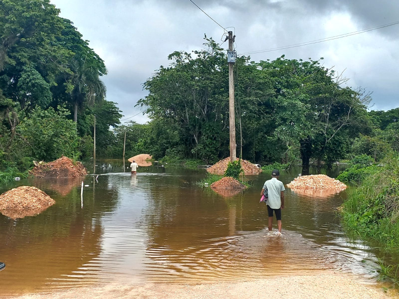 Una vía inundada en Los Rieles de Villa Riva tras desborde de ríos a causa de las fuertes lluvias.