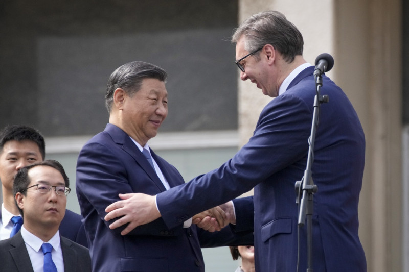 El presidente de China, Xi Jinping, a la izquierda, estrecha la mano del su homólogo serbio, Aleksandar Vucic, en el Palacio de Serbia en Belgrado, el miércoles 8 de mayo de 2024.