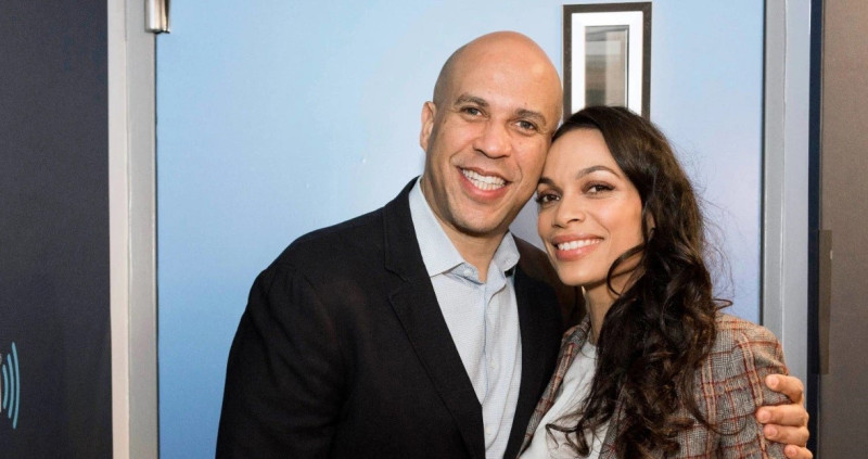 Rosario Dawson y el senador estadounidense Cory Booker. La pareja estableció una relación sentimental entre 2019 a 2022.