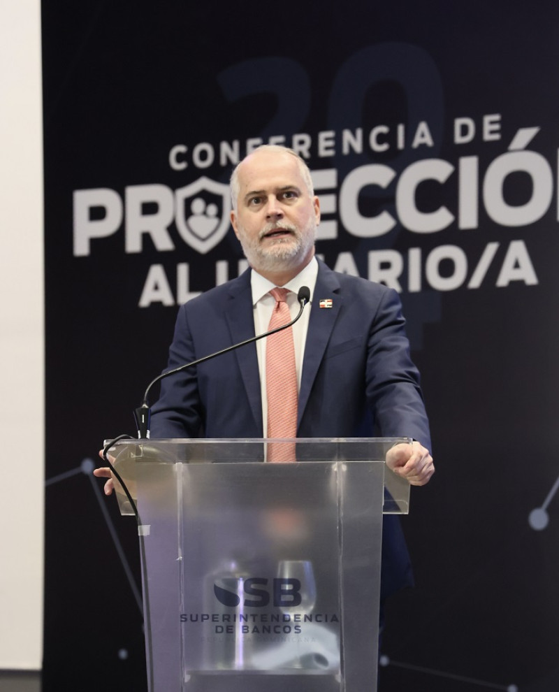 Alejandro Fernández Wm,  superintendente de Bancos.