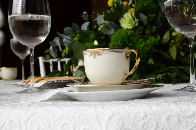 Isidro Nolasco llenó de detalles la mesa de té utilizando arreglos florales inspirados en el verde de la naturaleza.