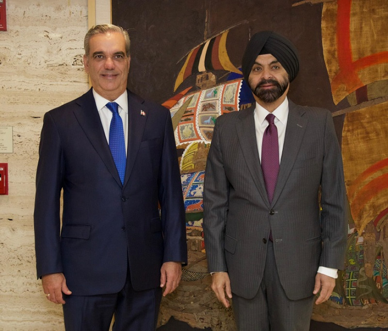 Luis Abinader, presidente dominicano, y Ajay Banga, presidente del Banco Mundial.