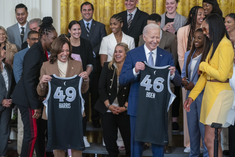 Washington (United States), 09/05/2024.- US President Joe Biden (2-R), Las Vegas Aces' center A'ja Wilson (R), Vice President Kamala Harris (2-L) and Aces' guard Chelsea Gray (L) participate during a ceremony to celebrate the Las Vegas Aces' victory in the 2023 WNBA Finals in the East Room of the White House in Washington, DC, USA, 09 May 2024. President Biden honored the Aces victory over the New York Liberty for the 2023 WNBA title, becoming the first WNBA franchise to repeat as champions since 2002. (Nueva York) EFE/EPA/SHAWN THEW