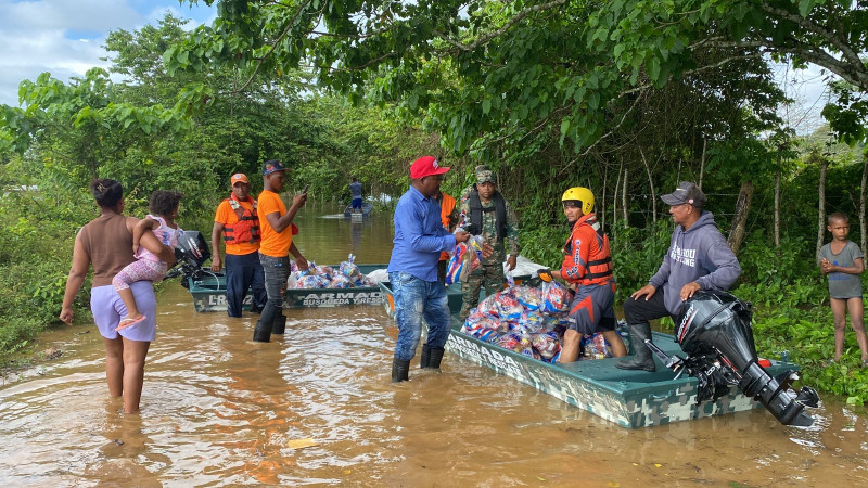 Brigadas de la Defensa Civil distribuyen alimentos a personas afectadas por las lluvias.