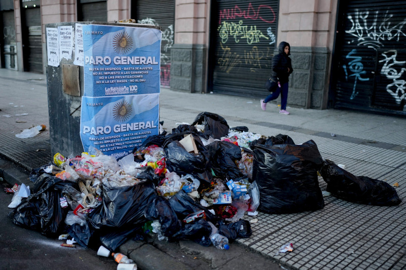 La basura se acumula ayer afuera de la Estación Constitución junto a las tiendas que están cerradas debido a la huelga general, en Buenos Aires.