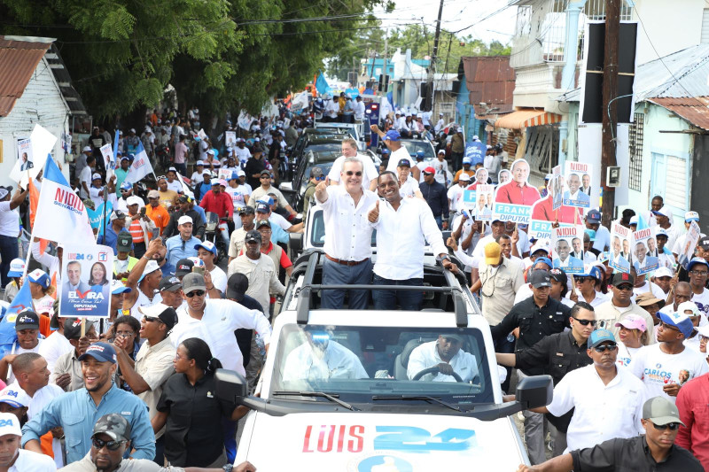 Luis Abinader encabezó una concurrida marcha caravana en San Juan.