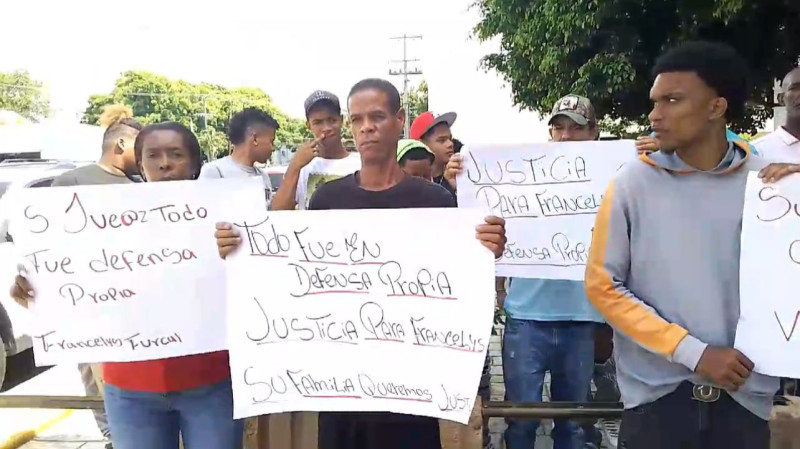 La familia de Francelys Fulcar se manifiesta en su apoyo frente al Placio de Justicia de Ciudad Nueva.