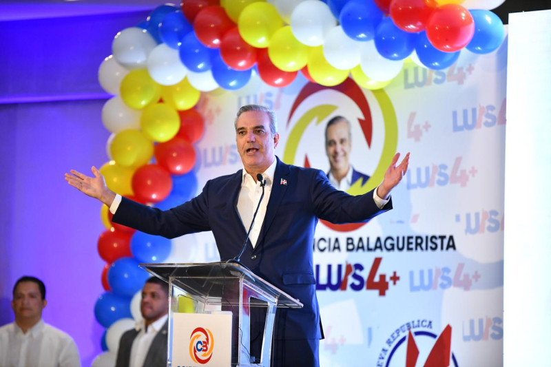 El candidato presidencial del Partido Revolucionario Moderno (PRM), y actual mandatario del país, Luis Abinader; durante un acto de apoyo realizado por movimientos políticos de la corriente balaguerista.