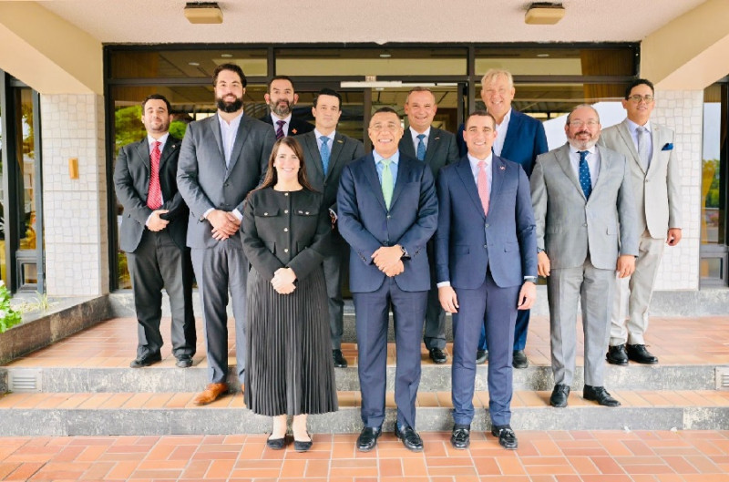 El Primer Ministro de Jamaica, Andrew Holness, el viceministro de política exterior bilateral,José Julio Gómez, y la embajadora dominicana en Kingston, Angie Martínez, entre otras personalidades.