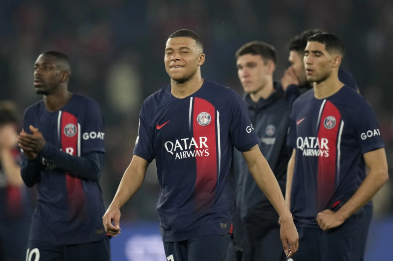 Kylian Mbappé del PSG y sus compañeros reaccionan después del partido de vuelta de la semifinal de la Liga de Campeones entre Paris Saint-Germain y Borussia Dortmund.