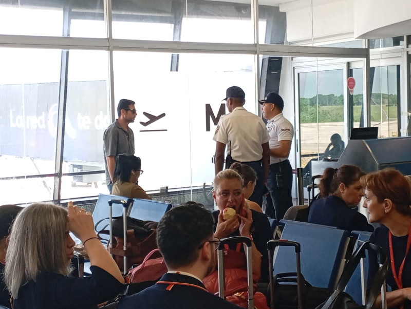 El turista italiano, Antonio Pinto, junto a agentes