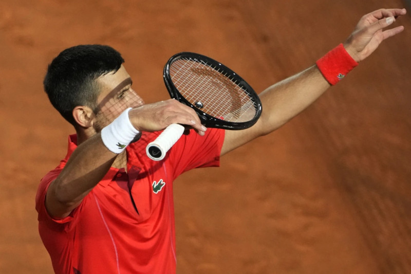 El serbio Novak Djokovic celebra tras ganar un partido contra el francés Corentin Moutet en el Abierto de Tenis de Italia en Roma, el viernes 10 de mayo de 2024.