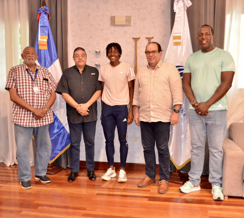 José Luis Suero, Francisco Camacho, Marileidy Paulino, Franklin de la Mota y Yaseen Pérez en el despacho del ministro de Deportes y Recreación.