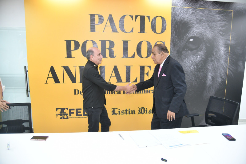 El candidato presidencial, Roque Espaillat, saluda al director del LISTÍN DIARIO, Miguel Franjul, previo a la firma del pacto.