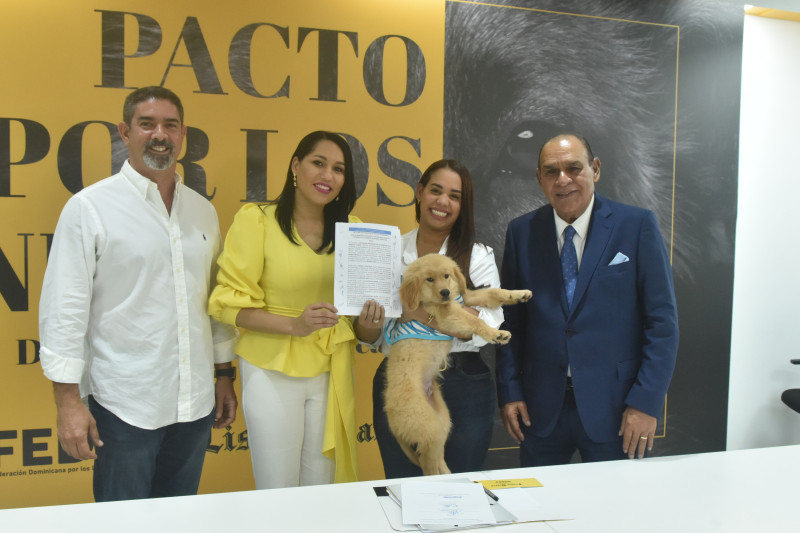 La alcaldesa Betty Gerónimo acudió a firmar el pacto con su mascota "Norte".