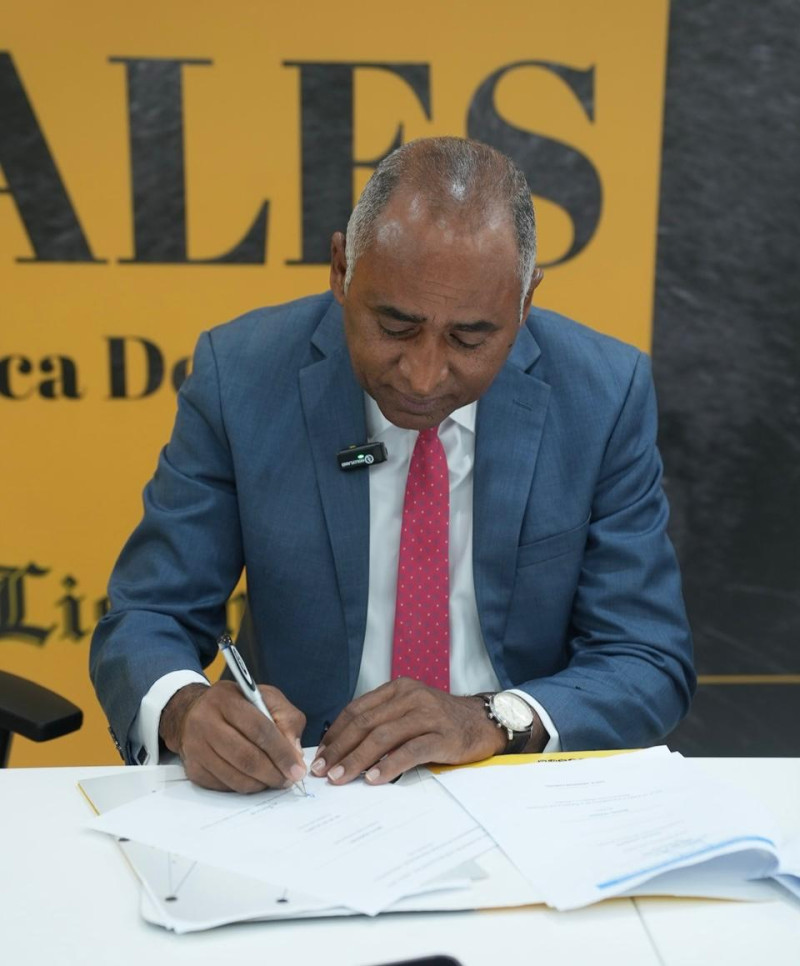 El diputado Julito Furcal firma el pacto en la redacción de LISTÍN DIARIO.