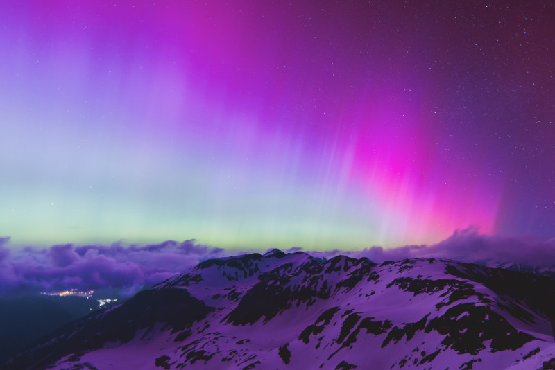 La aurora boreal o aurora boreal ilumina el cielo nocturno sobre Fusch an der Großglocknerstraße, cerca de Zell am See, durante una tormenta geomagnética el 11 de mayo de 2024. El planeta está experimentando su primera tormenta geomagnética "extrema" desde 2003, dijo una agencia estadounidense el pasado mayo. 10, 2024.