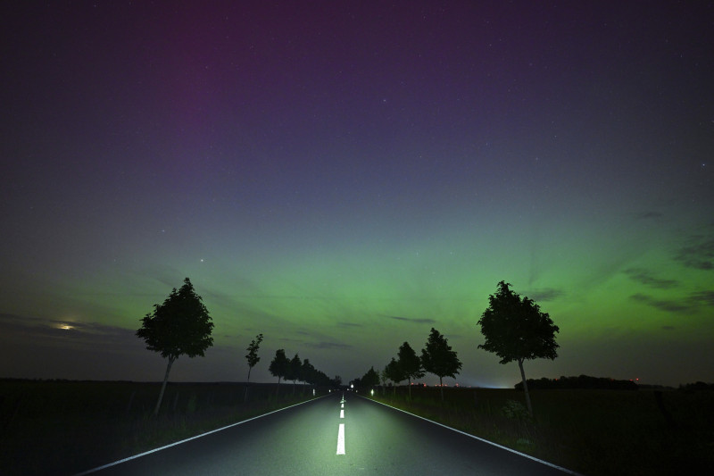 Una aurora boreal surge en el cielo nocturno de Brandeburgo Oriental