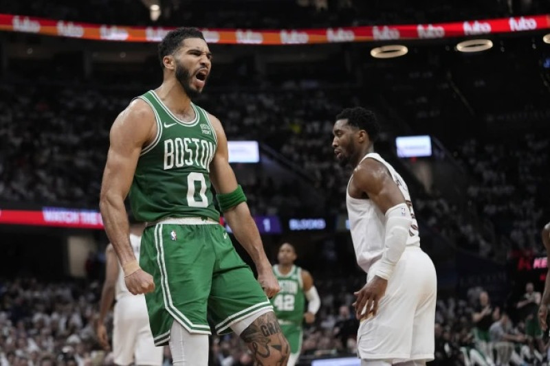 Jayson Tatum hace un gesto de emoción tras marcar un disparo de tres en el segundo cuarto.