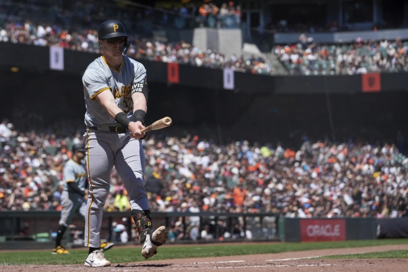 Henry Davis camina hacia el dugout después de poncharse durante la quinta entrada de un juego de béisbol contra los Gigantes de San Francisco, el domingo 28 de abril de 2024.