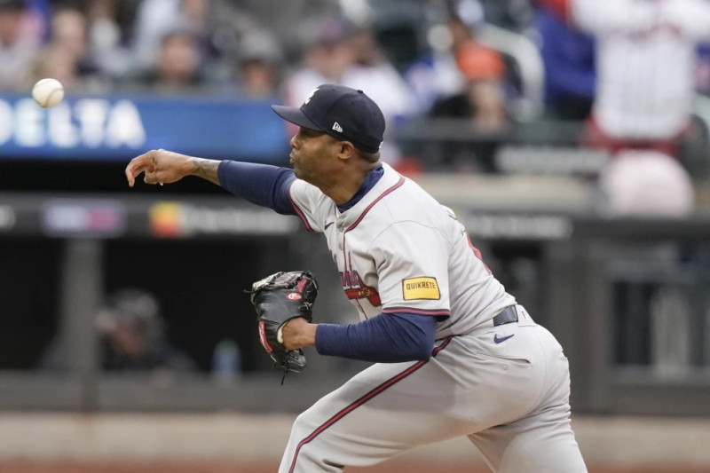 Raisel Iglesias, de los Bravos de Atlanta, lanza durante la novena entrada de un juego de béisbol contra los Mets de Nueva York.