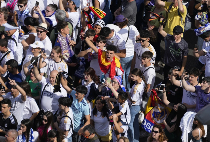 Hinchas del Real Madridi durante la celebración del club en la plaza de Cibeles.