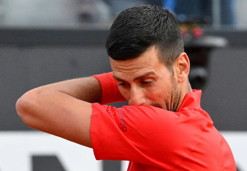 Novak Djokovic luce frustrado tras la derrota.