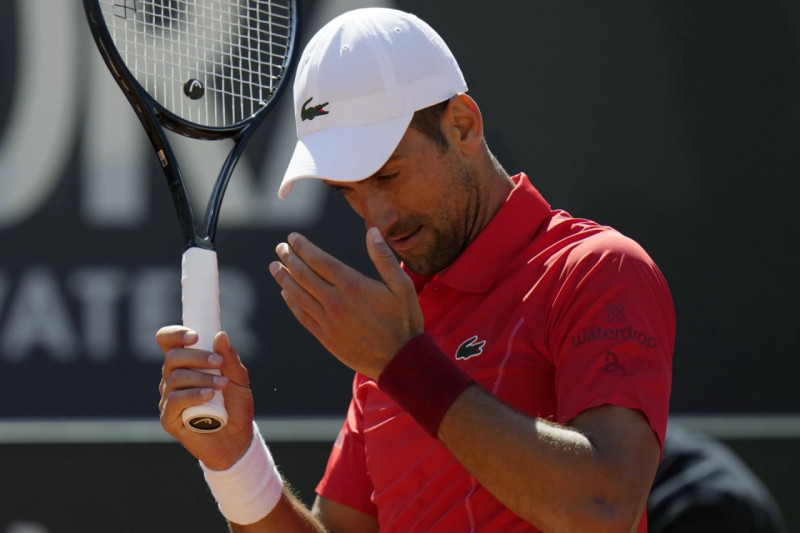 Novak Djokovic luce desalentado durante el encuentro con el chileno Alejandro Tabilo.