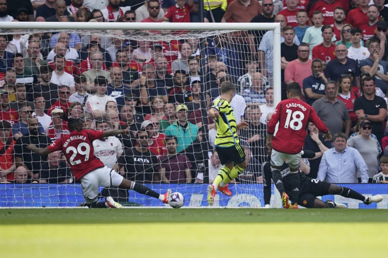 Leandro Trossard, en el centro, al momento de anotar su gol decisivo en el primer tiempo del partido contra el Manchester.