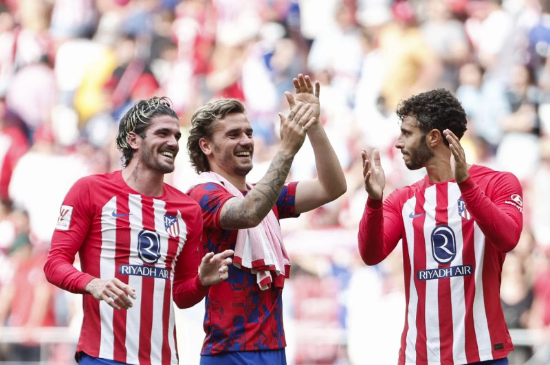 Jugadores del Atletico de Madrid festejan.