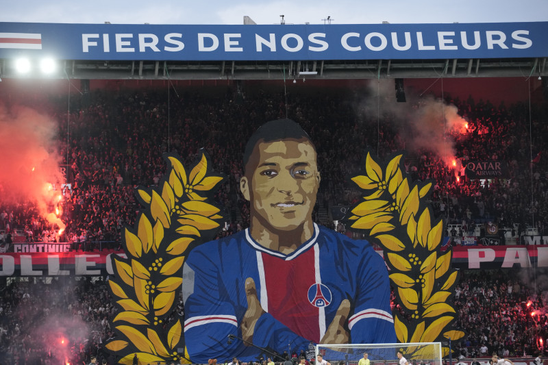 Una pintura gigante que representa a Kylian Mbappé del PSG