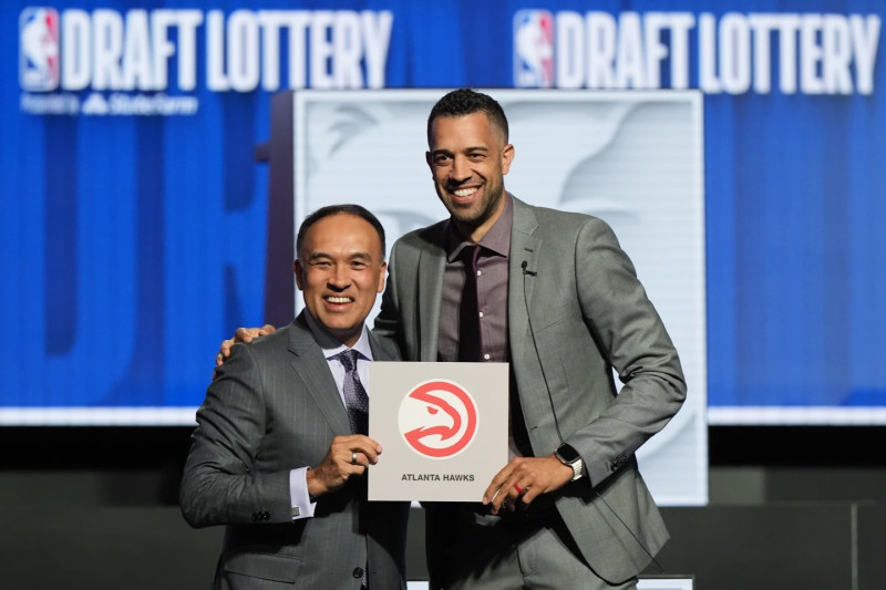 el gerente general de Atlanta, Landry Fields, recibe del subcomisionado de la NBA, Mark Tatum, el certificado que le permitirá elegir primero.