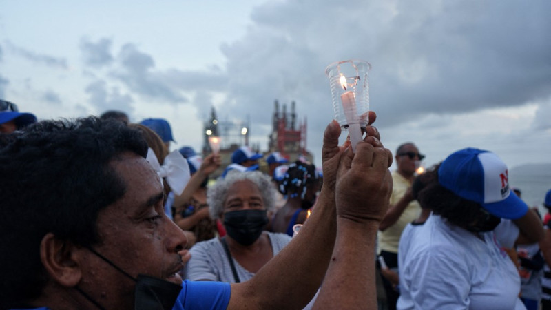 Con velas encendidas, comunitarios protestaron por la instalación de la barcaza argumentando una gran contaminación