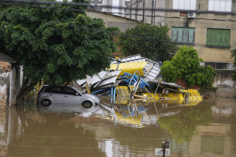 calle inundada por fuertes lluvias en Porto Alegre