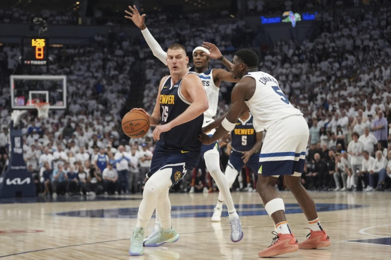 Nikola Jokic acciona durante el cuarto partido de la serie.