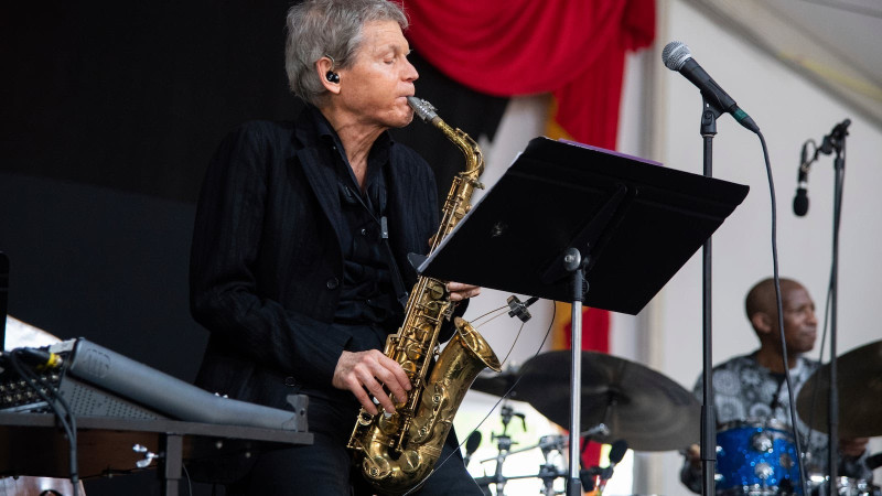 David Sanborn actúa en el Festival de Jazz y Patrimonio de Nueva Orleans, el sábado 7 de mayo de 2022, en Nueva Orleans.