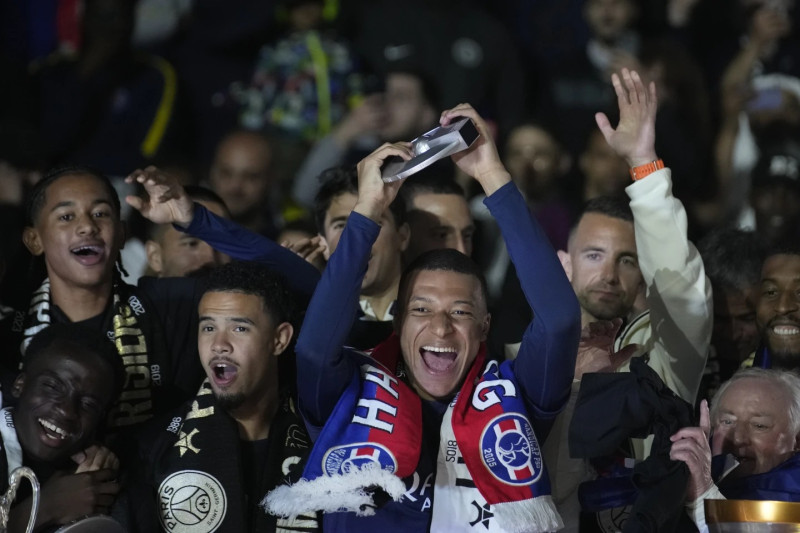 Kylian Mbappé celebra con sus compañeros del Paris Saint-Germain el título de la liga francesa, el domingo 12 de mayo de 2024, en París.