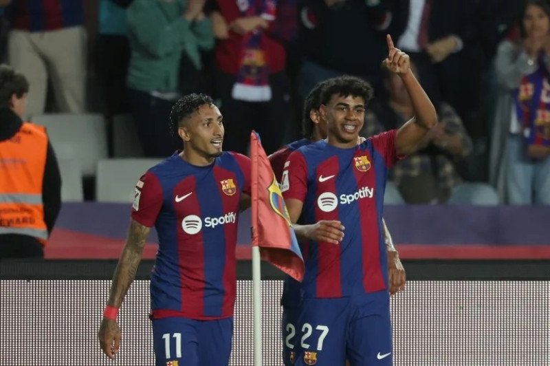 Lamine Yamal (derecha), junto a Raphinha (izquierda), celebra el primer gol marcado para su equipo ante la Real Sociedad en el estadio Lluis Companys de Barcelona.