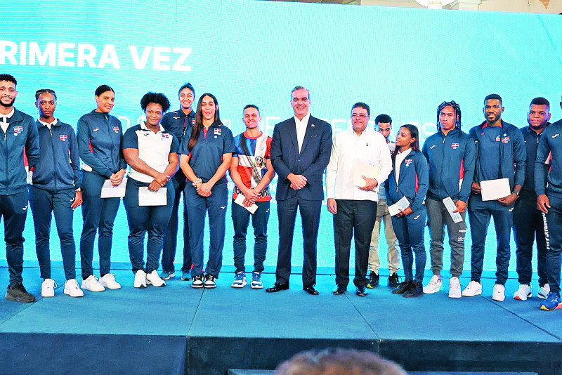 El mandatario Luis Abinader y el ministro de Deportes, Francisco Camacho, momentos después de la entrega de los cheques a los atletas.