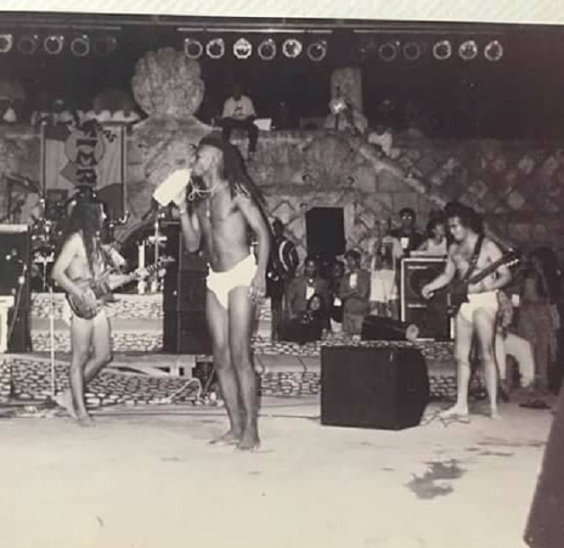Los integrantes de Toque Profundo cuando se aparecieron en 1996 en el escenario de Altos de Chavón vestidos en pañales.