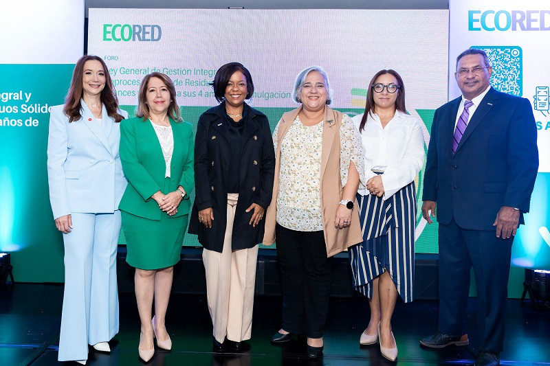 Pilar Haché, Kathia Mejía; Dania Heredia; Indira De Jesús,Romina Santroni,  y Wenceslao Soto, director del consejo directivo de Ecored.