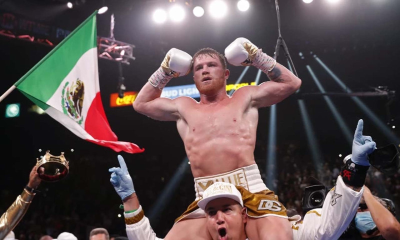 Canelo Álvarez celebra luego de ganar un combate.