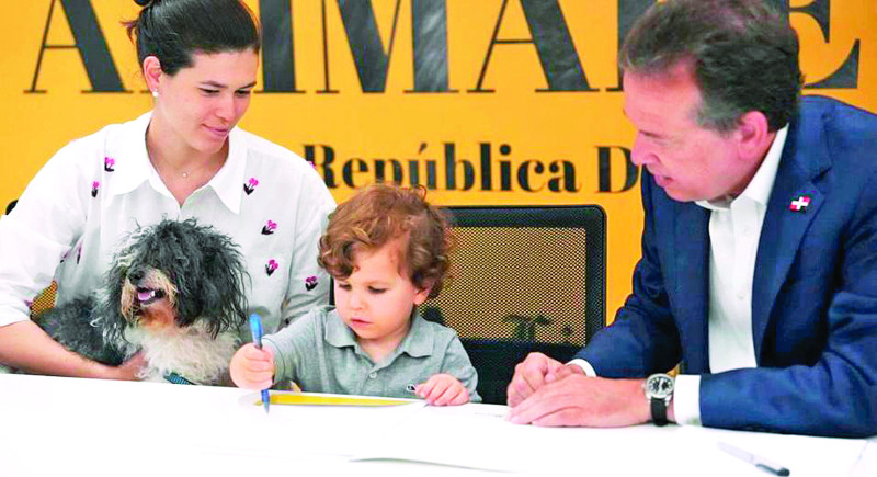 El ministro Víctor Bisonó durante la firma del pacto junto a su hija y su nieto Mateo.