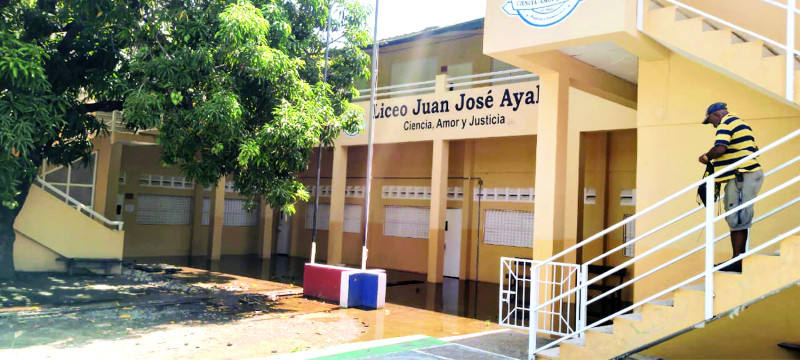 En esta escuela de La Vega que está inundada funciona un colegio electoral.