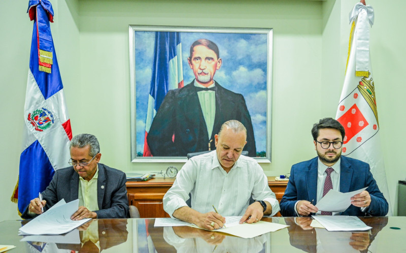El alcalde Ulises Rodríguez al momento de firmar el acuerdo con José Francisco Deschamps y Jorge Domínguez.