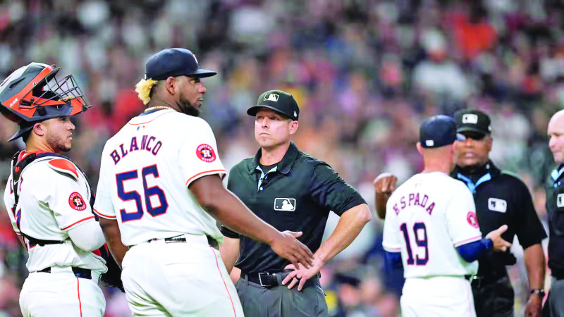 Momento en que los árbitros revisan guante del dominicano.