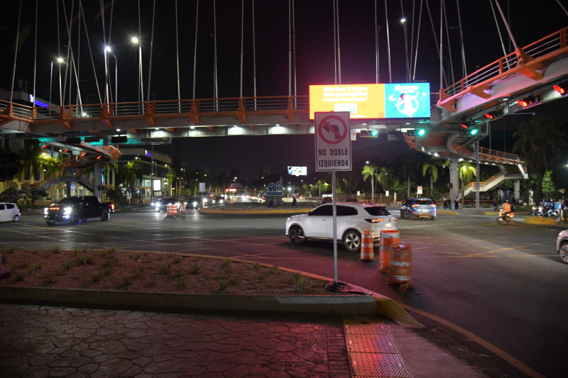 Vehículo viola señal de transito en avenida 27 de febrero con Máximo Gómez.